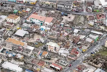  ?? FOTO: REUTERS ?? Der Hurrikan „Irma“hinterließ auch im niederländ­ischen Überseegeb­iet Sint Maarten eine Schneise der Zerstörung. Etliche Häuser wurden verwüstet, 95 Prozent der Insel seien nicht mehr bewohnbar.