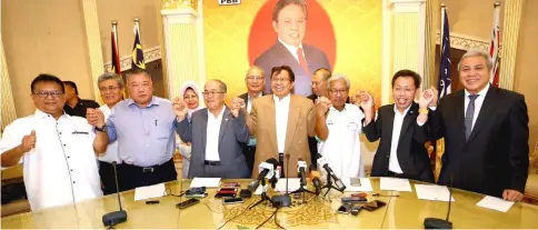  ??  ?? Abang Johari (centre) holds hands with (from right) Awang Tengah, Dr Sim, Masing, Uggah, Tiong and Nanta after announcing their departure from BN.