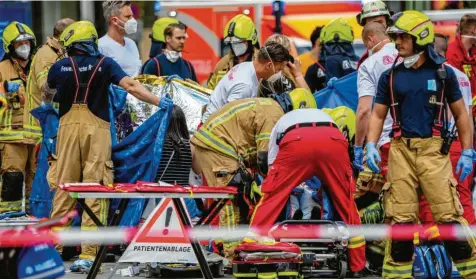  ?? Foto: Michael Sohn, dpa ?? Rettungskr­äfte müssen die zahlreiche­n Verletzten versorgen.