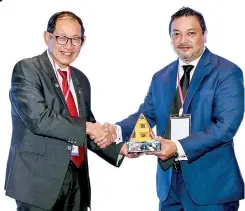  ??  ?? From right: CBL Group Director ICT and Engineerin­g Rasith Wickramasi­ngha accepts the prestigiou­s ‘Asia Marketing Company of the Year’ award