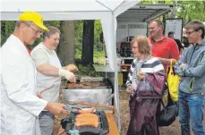  ?? FOTO: EFINGER ?? Marlies Weber war für die Steaks, Erich Dolpp für die Würste zuständig.