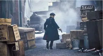  ??  ?? Drama. “Peaky Blinders” cuenta las peripecias de Los Shelby con humor ácido y desesperan­zado.