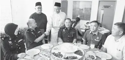  ??  ?? RAMAH MESRA: Razim (berdiri kanan) beramah mesra dengan rakan-rakan strategik pada Majlis Jalinan Mesra di Kompleks Pejabat SPRM Sarawak di Kuching semalam. Turut kelihatan Timbalan Pengarah SPRM Sarawak Zulhairy Zaidel (berdiri, kiri).