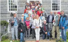  ?? FOTO: HANS-BERND SICK ?? Guernseyer und Biberacher bei der gemeinsame­n Tea Time im Garten von Gloria Dudley-Owen (Dritte v. l., erste Reihe stehend).