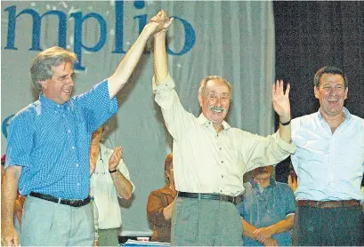  ?? Télam ?? En 2003 Líber Seregni (cent.) acompañó en un acto a los candidatos Tabaré Vázquez y Rodolfo Nin Novoa.