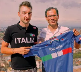  ?? BETTINI ?? Elia Viviani, 26 anni, mostra la maglia azzurra con il c.t. Davide Cassani, 54