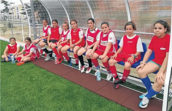  ??  ?? Algunas de las niñas que entrenan en Mérida con el club La Corchera.