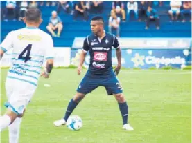  ?? PRENSA CARTAGINÉS ?? El volante Nelson Barahona maneja la pelota en el juego entre el Cartaginés y la Universida­d de Costa Rica.