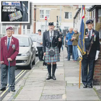  ?? Picture: Habibur Rahman ?? POIGNANT Clive Sutton holding the standard, Bill Tasker on bagpipes and veteran, Andy Long.