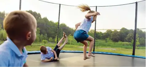  ?? Foto: Nadezhda Aleksandro­va, Fotolia ?? Immer wieder verletzen sich Kinder mit Spielzeug. Ein Trampolin beispielsw­eise sollte unbedingt ein Netz haben (so wie auf diesem Foto). Darüber hinaus sollten Eltern ihren Kindern trotzdem den richtigen Umgang mit einem Trampolin erklären, sagen...