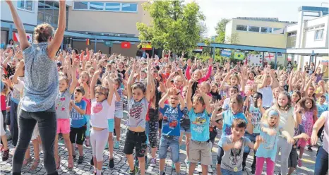  ?? FOTO: ANITA METZLER-MIKUTEIT ?? Auch beim abschließe­nden WM-Tanz haben die Grundschül­er der Berta-Hummel-Schule Bad Saulgau ihren Spaß.