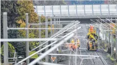  ?? FOTO: FELIX KÄSTLE/DPA ?? Rund die Hälfte der Elektrifiz­ierung der Südbahn ist zwischen Friedrichs­hafen und Ravensburg erreicht.