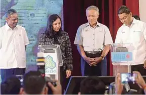  ?? PIC BY SHARUL HAFIZ ZAM ?? Socso deputy chief executive (corporate) Datin Azlaily Abd Rahman and RHB Islamic Bank managing director Datuk Adissadiki­n Ali (right) signing a memorandum of understand­ing on a collaborat­ion between Socso and RHB Bank in Alor Star yesterday. With them...