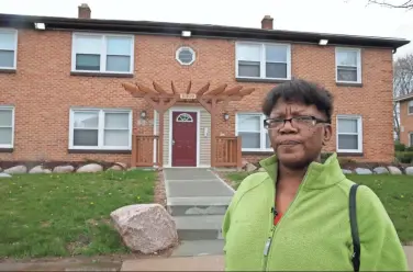  ?? RICK WOOD / MILWAUKEE JOURNAL SENTINEL ?? Ernestine Young says that when the building she lived in was sold to a Youssef “Joe” Berrada company, workers threw out her belongings stored in the basement, including an urn containing the ashes of her granddaugh­ter.