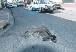  ?? FOTO: EFRAÍN SALGADO ?? El agujero se encuentra en la entrada al Barrio Abajo. Los vecinos esperan que las autoridade­s locales acudan a repararlo.