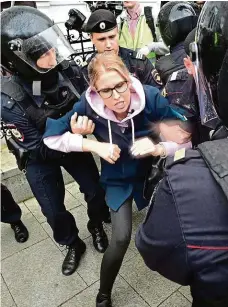  ?? FOTO ČTK/AP ?? Vytáhli ji z taxíku. Ještě před začátkem sobotní demonstrac­e v Moskvě byla zatčena prominentn­í opoziční aktivistka a právnička Ljubov Sobolová.