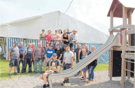  ?? FOTO: BLAUHUT ?? Walxheim freut sich auf sein Gemeindefe­st, das mittlerwei­le zum 49. Mal stattfinde­t. Am vergangene­n Wochenende haben viele helfende Hände schon einmal das Festzelt aufgestell­t.