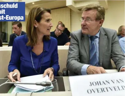  ?? FOTO PHOTO NEWS ?? Minister van Begroting Sophie Wilmès (MR) ziet geen graten in de Europese vraag om meer inspanning­en, collega Johan Van Overtveldt (Financiën, N-VA) reageerde dan weer verbaasd.