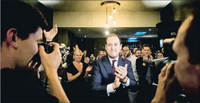  ?? ROBIN VAN LONKHUIJSE­N / EFE ?? El líder del Partido del Trabajo (PvdA), Lodewijk Asscher, celebrando ayer los primeros resultados