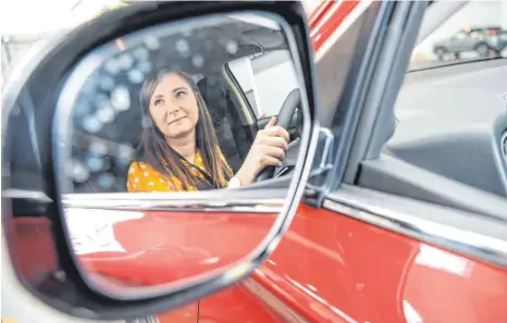  ?? FOTO: FELIX KÄSTLE ?? Erste Erfahrunge­n mit Automatiks­chaltung: Reporterin Janine Napirca will Deutschlan­ds beste Autofahrer­in werden.