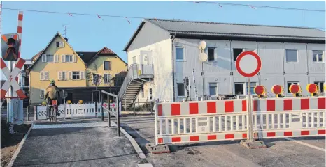  ?? FOTO: WIE ?? Freie Fahrt für Radfahrer und gutes Durchkomme­n für Fußgänger, das ist die Situation am Bahnüberga­ng in Kehlen. Wann sich für den motorisier­ten Verkehr etwas ändert, dazu trifft die Deutsche Bahn derzeit keine Aussage.