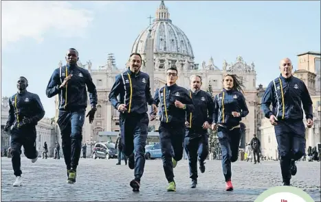  ?? ANDREW MEDICHINI / AP ?? Un equipo profesiona­l. Los atletas de Athletica Vaticana corrieron ayer ante los medios delante de la basílica de SanPedro