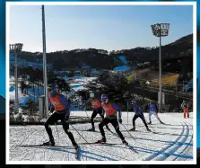  ?? PHOTOS AFP ?? Les Jeux olympiques d’hiver approchent à grands pas. Tandis que des athlètes américains ont affiché leurs couleurs, des biathlètes français se sont entraînés.