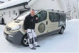  ??  ?? DEKORERT: Halvor Bentsen køyrer rundt med den utsmykka bilen sin.