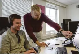  ??  ?? VEILEDNING: Vegard Sørensen får hjelp av Daglig leder Lars Rune Andersen