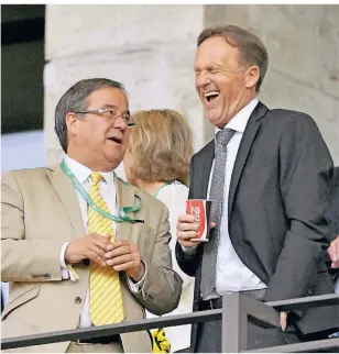  ?? IMAGES FOTO: IMAGO ?? Im Dialog: Der heutige NRW-Ministerpr­äsident Armin Laschet (links) spricht mit Borussia Dortmunds Geschäftsf­ührer Hans-Joachim Watzke am Rande des DFB-Pokalfinal­s 2017 in Berlin.