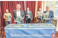  ?? FOTO: LARS FRÖHLICH ?? Philipp Benninghof­f, Christoph Hollmann, Jan Patrick Wiebus, Volker Grans und Roland Kura (von links) zeigen das neue Bewerbungs­buch des Kinderschu­tzbundes.
