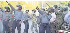  ??  ?? Die Sicherheit­skräfte in Myanmar gingen unter anderem auch mit Steinschle­udern gegen Demonstran­ten vor.