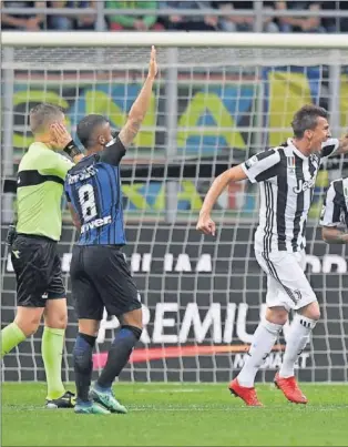  ??  ?? EL PRIMERO. El brasileño Douglas Costa hizo el 1-0 en la primera mitad después de un cen