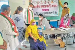  ?? HT PHOTO ?? The BJP poster at the government vaccinatio­n camp in Barmer on Monday