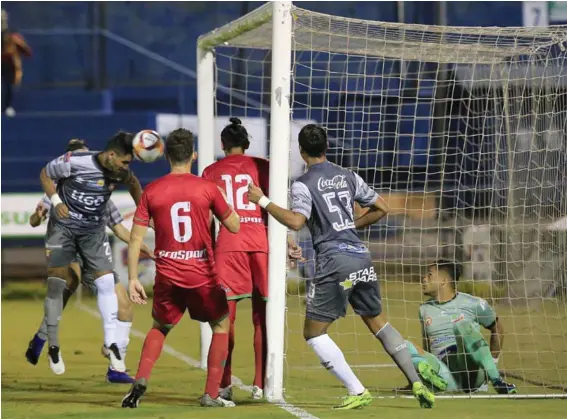  ?? RAFAEL PACHECO. ?? Pablo Salazar anotó de cabeza para celebrar el segundo tanto de Herediano.