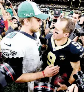  ??  ?? Drew Brees (der) conversa con Nick Foles, mariscal de Filadelfia al término del encuentro que ganaron los Santos de Nueva Orleans.