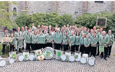  ?? FOTO: SPIELMANNS­ZUG ?? Der Spielmanns­zug der Angermunde­r Schützen besteht seit 100 Jahren. Menschen aus verschiede­nen Generation­en sind gemeinsam im Brauchtum aktiv. Mit etwas Glück findet das Schützenfe­st im September statt.