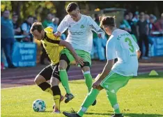  ?? Foto: Marcus Merk ?? Die Horgauer machten dem TSV Gersthofen das Leben schwer. Hier kümmern sich die Kleeblätte­r Stephan Donderer und Severin Blochum (von rechts) um TSV Torjäger Stefan Schnurrer.