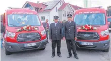  ??  ?? Die beiden Feuerwehrk­ommandante­n Edmund Rapp (Mittelbibe­rach) und Gerhard Zick (Reute) freuen sich über die neuen Mannschaft­stransport­wagen.