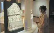  ?? WANG JIANKANG / CHINA NEWS SERVICE ?? People look at the Greek artifacts during an exhibition at a museum in Suzhou on Jan 10.