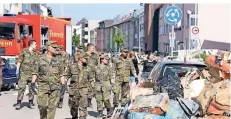  ??  ?? Wo anpacken? Unermüdlic­h im Hilfeinsat­z waren am Wochenende auch die Bundeswehr­soldaten.