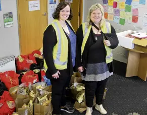  ?? PHOTO: NICK BROOK ?? Bank on it . . . Management of Clutha’s foodbank services has been passed from the Salvation Army to the Clutha Budget Advisory Service, care of Amy Senada (left) and LeeAnne Michelle.