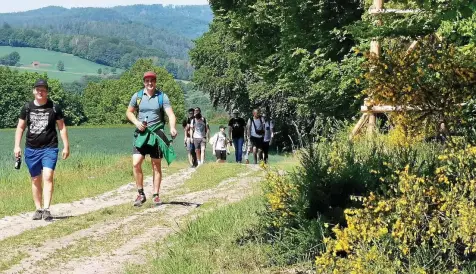  ?? JENSEN ZLOTOWICZ ARCHIV) ?? Christi Himmelfahr­t lockt die Menschen traditione­ll in die Natur, hier auf der Höhe zwischen Lauchröden und Unterellen.