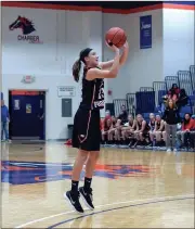  ?? STEVEN ECKHOFF / For the Calhoun Times ?? Sonoravill­e’s Alexa Geary (23) pulls up for a 3-pointer during the first half of Tuesday’s game vs. Pepperell.