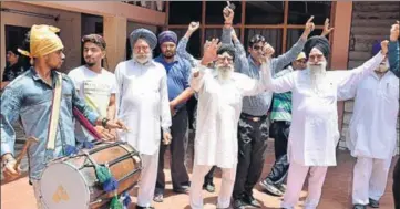  ?? HT PHOTO ?? Newly elected UK parliament­arian Tanmanjeet Singh Dhesi’s relatives celebratin­g at his native village Raipur in Jalandhar on Friday.