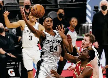  ?? Kin Man Hui / Staff photograph­er ?? Spurs forward Devin Vassell scored 18 points off the bench in a win over the Suns on Saturday after not playing in the previous two games. Still, Vassell is the first Spurs rookie since Kawhi Leonard not to spend a minute in the G League.