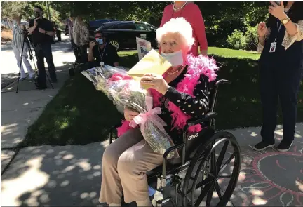  ?? ALEXIS OATMAN — THE NEWS-HERALD ?? Shirley Gibson smiles as cars pass by to celebrate her 100th birthday.