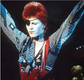  ??  ?? Le personnage Ziggy Stardust de David Bowie ouvre la porte du futur.