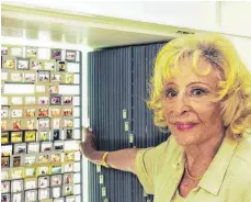  ?? FOTO: FRANK MÄCHLER ?? Auf dem Archivbild von 2002 zeigt die damals 100-jährige Leni Riefenstah­l ihr Dia-Archiv in ihrem Haus in Pöcking.