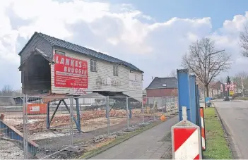  ?? FOTO: HEIKE AHLEN ?? An der Borner Straße steht die Brücke jetzt auf einer Fläche, die auch bald geräumt werden soll. Auf dem weißen Schild in der Mitte – dort, wo früher der Schriftzug „Laumans“hing – steht: „Zu verkaufen – VB“.